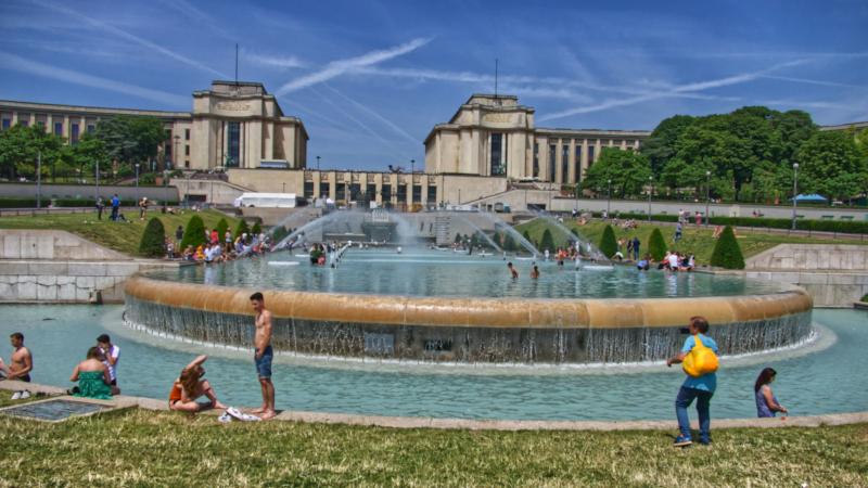 fountain people bathing summer heat
